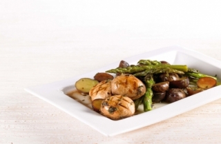 Vegetales envueltos y asados a la parrilla Vegetales envueltos y asados a la parrilla